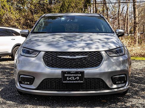 Used 2023 Chrysler Pacifica Touring-L FWD image 2