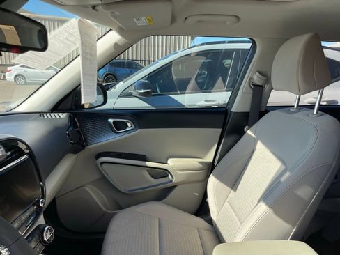 Used 2023 Kia Soul EX image 8