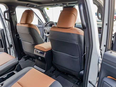 Used 2025 Lexus GX 550 w/ Cold Area Package image 33