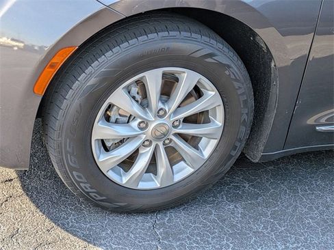 Used 2018 Chrysler Pacifica Touring-L Plus image 5