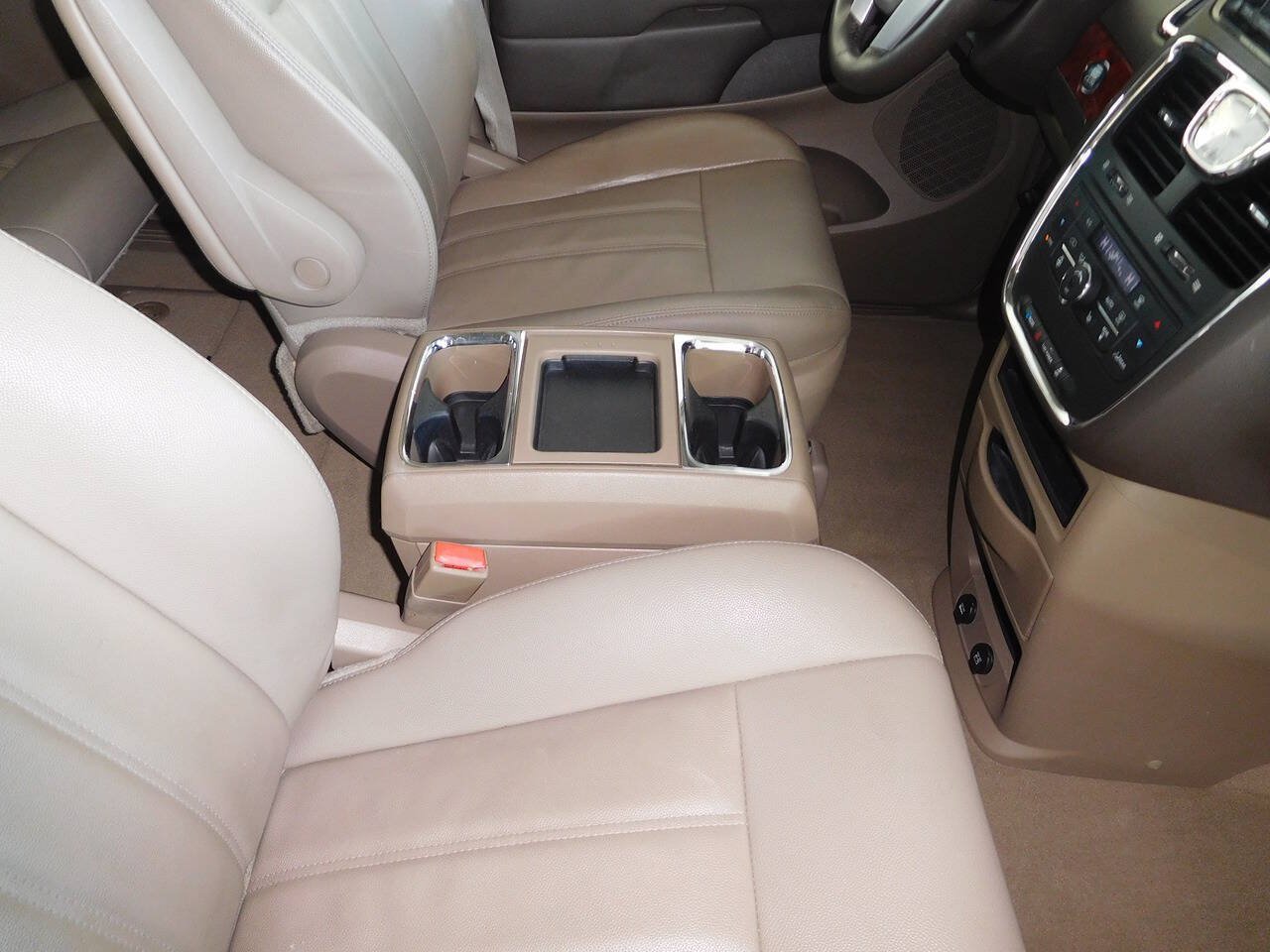 Used 2016 Chrysler Town & Country Touring w/ Driver Convenience Group FWD image 17