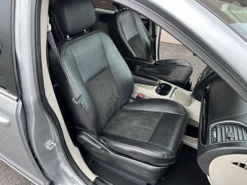 Used 2019 Dodge Grand Caravan SXT FWD image 28