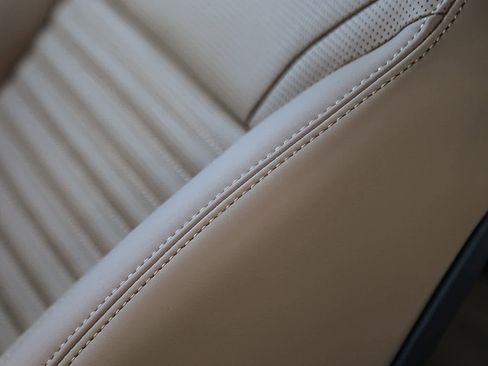 New 2026 Land Rover Discovery Limited Edition image 23