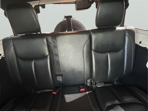 Used 2015 Jeep Wrangler Unlimited Sahara w/ Connectivity Group AWD/4WD image 12