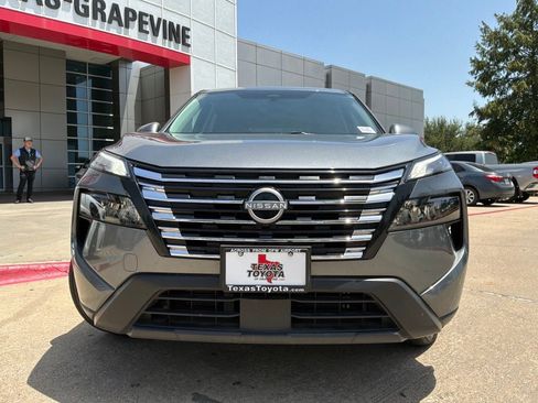 Used 2025 Nissan Rogue SV FWD image 3
