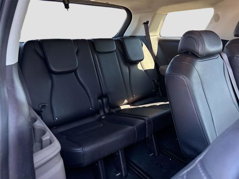Used 2025 Kia Carnival FWD image 27