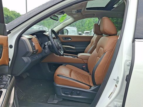 Used 2022 Nissan Pathfinder Platinum w/ Cargo Package AWD/4WD image 11