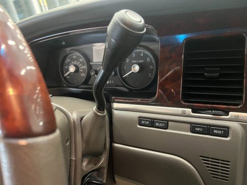 Used 2009 Lincoln Town Car Signature Limited image 22