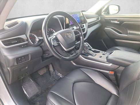 Certified 2023 Toyota Highlander XLE image 9