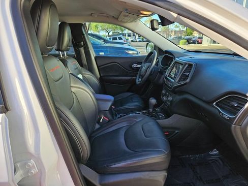 Used 2019 Jeep Cherokee Trailhawk image 24