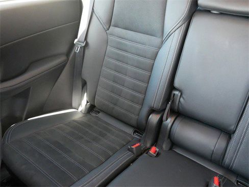 Used 2025 Mitsubishi Outlander SE image 13