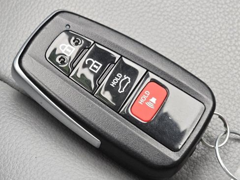Used 2021 Toyota Highlander XLE FWD image 37