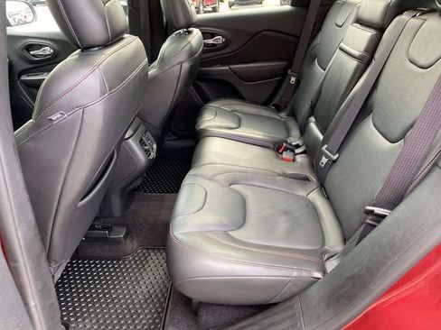 Used 2017 Jeep Cherokee Trailhawk AWD/4WD image 7