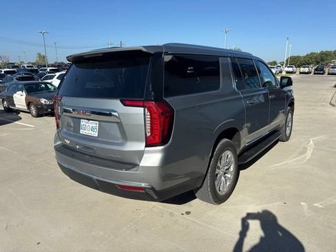 Used 2023 GMC Yukon XL SLT w/ SLT Premium Package AWD/4WD image 3