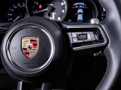 Certified 2025 Porsche Macan image 19