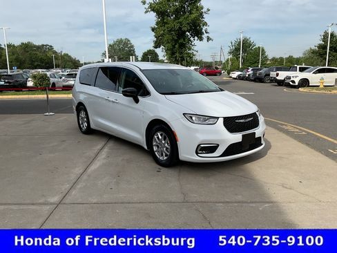 Used 2024 Chrysler Pacifica Touring-L FWD image 8