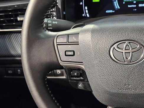 Used 2025 Toyota Camry SE FWD image 27
