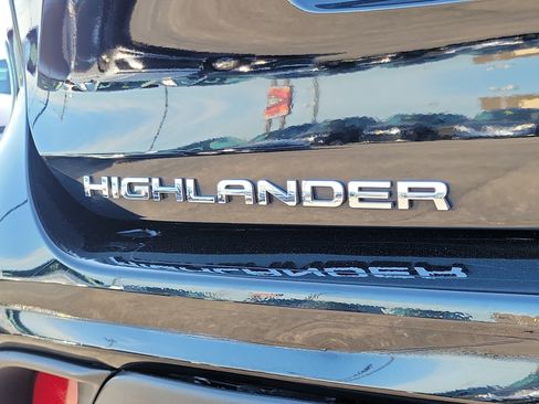 Used 2023 Toyota Highlander XLE AWD/4WD image 6