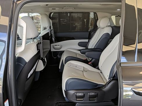 Used 2025 Kia Carnival SX Prestige image 12