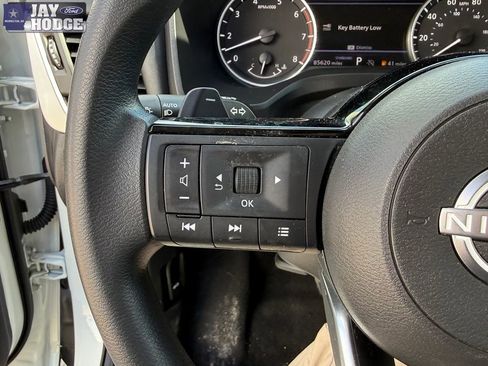 Used 2023 Nissan Rogue SV image 35