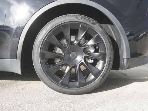 Used 2023 Tesla Model Y Long Range image 32