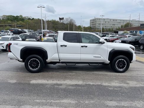 Certified 2025 Toyota Tacoma TRD Off-Road AWD/4WD image 7