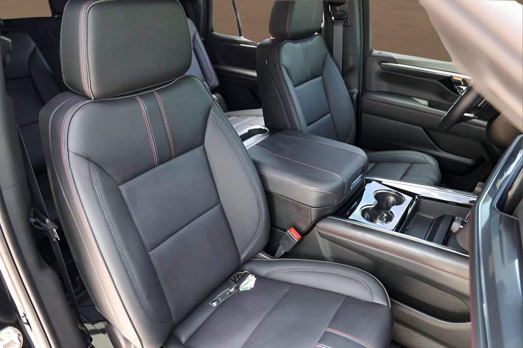 Used 2026 Chevrolet Tahoe RST w/ RST Performance Edition AWD/4WD image 32