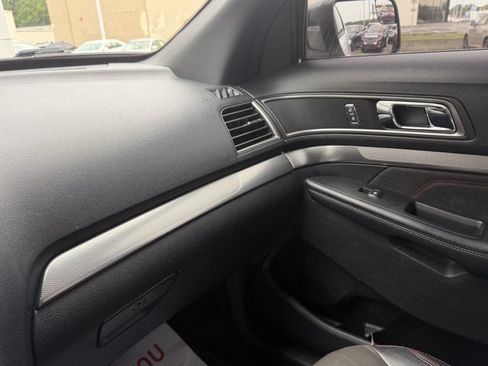 Used 2018 Ford Explorer XLT w/ Equipment Group 202A FWD image 26