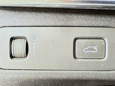 Used 2016 Volvo XC90 T6 Momentum w/ Vision Package image 10