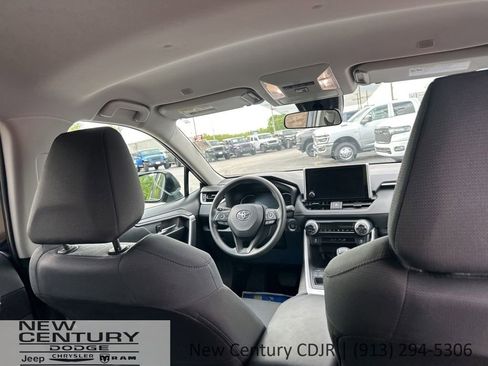 Used 2025 Toyota RAV4 XLE AWD/4WD image 16