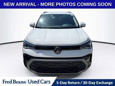 Used 2025 Volkswagen Taos SE FWD image 1
