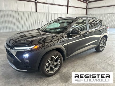 Used 2025 Chevrolet Trax LT image 1