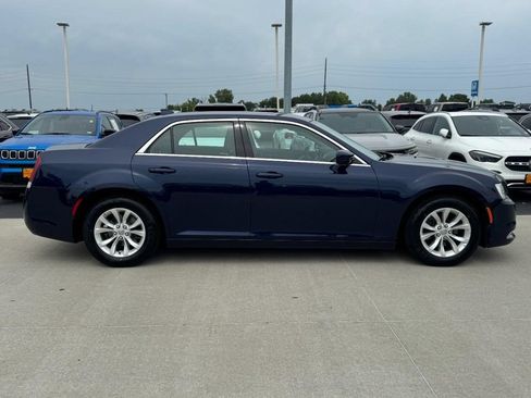 Used 2016 Chrysler 300 Limited RWD image 2