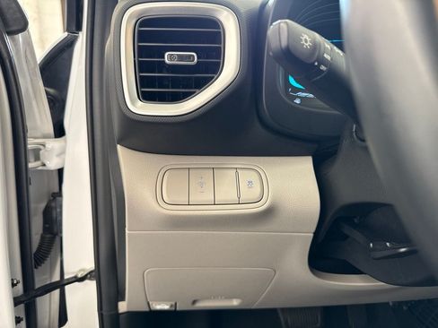 Used 2025 Hyundai Venue SEL FWD image 33