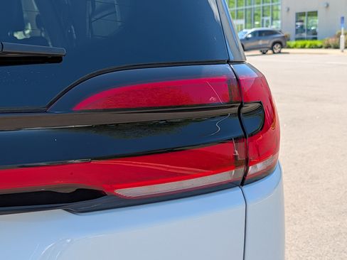 Used 2024 Chrysler Pacifica Touring-L FWD image 17