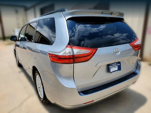 Used 2015 Toyota Sienna XLE FWD image 10