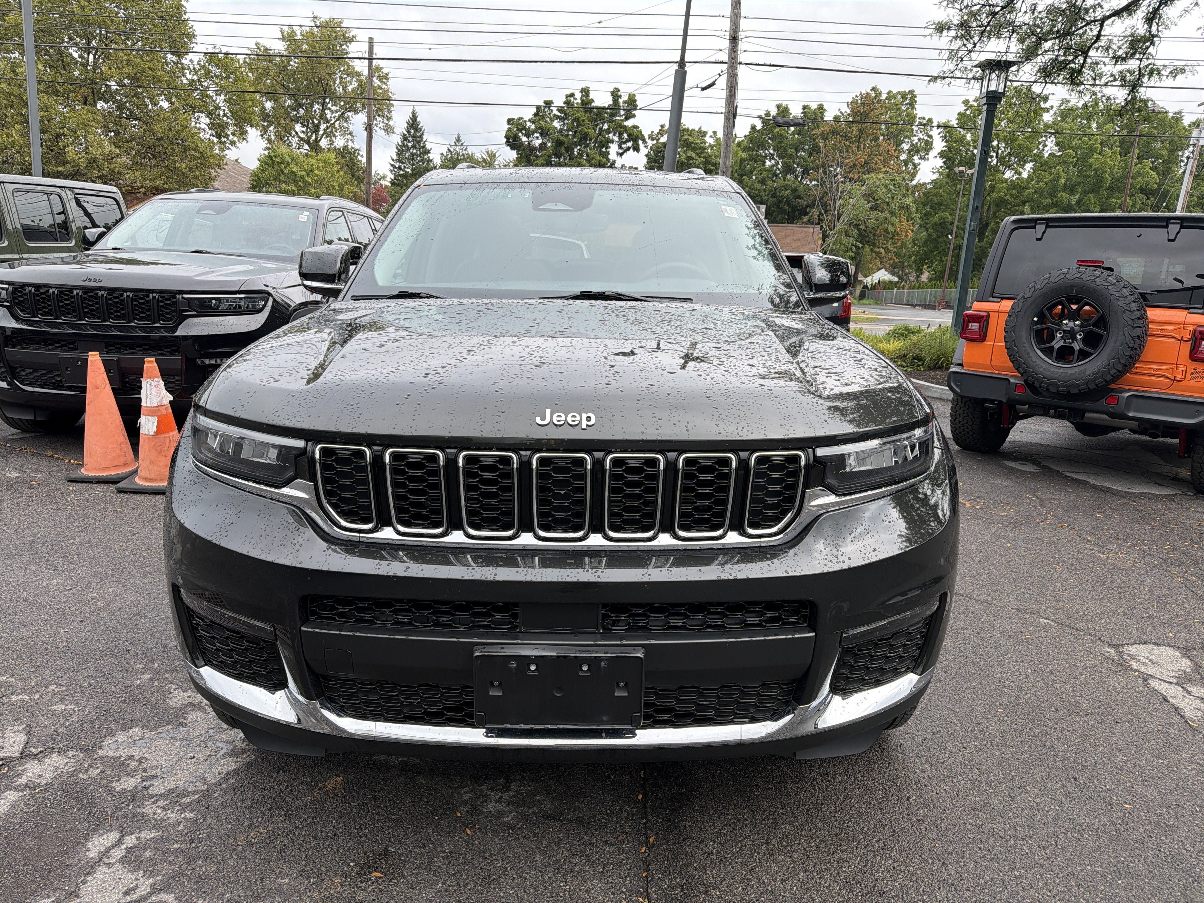 Used 2023 Jeep Grand Cherokee L Limited AWD/4WD image 3