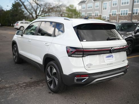 Used 2025 Volkswagen Taos SE w/ Panoramic Sunroof Package AWD/4WD image 5