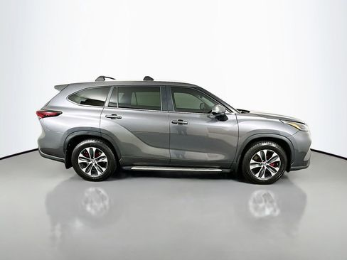 Used 2024 Toyota Highlander XLE image 4