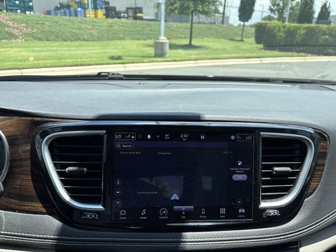 Used 2022 Chrysler Pacifica Limited FWD image 31