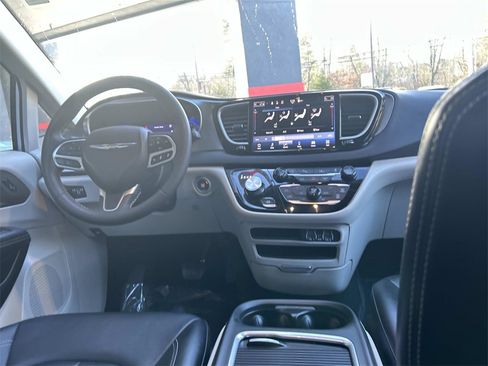Used 2024 Chrysler Pacifica Touring-L image 17