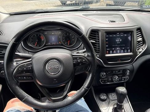 Used 2019 Jeep Cherokee Trailhawk AWD/4WD image 11
