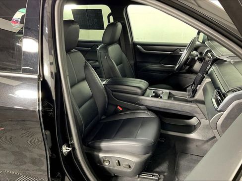 Used 2024 GMC Acadia Elevation image 10