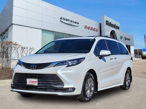 Used 2026 Toyota Sienna XLE image 2