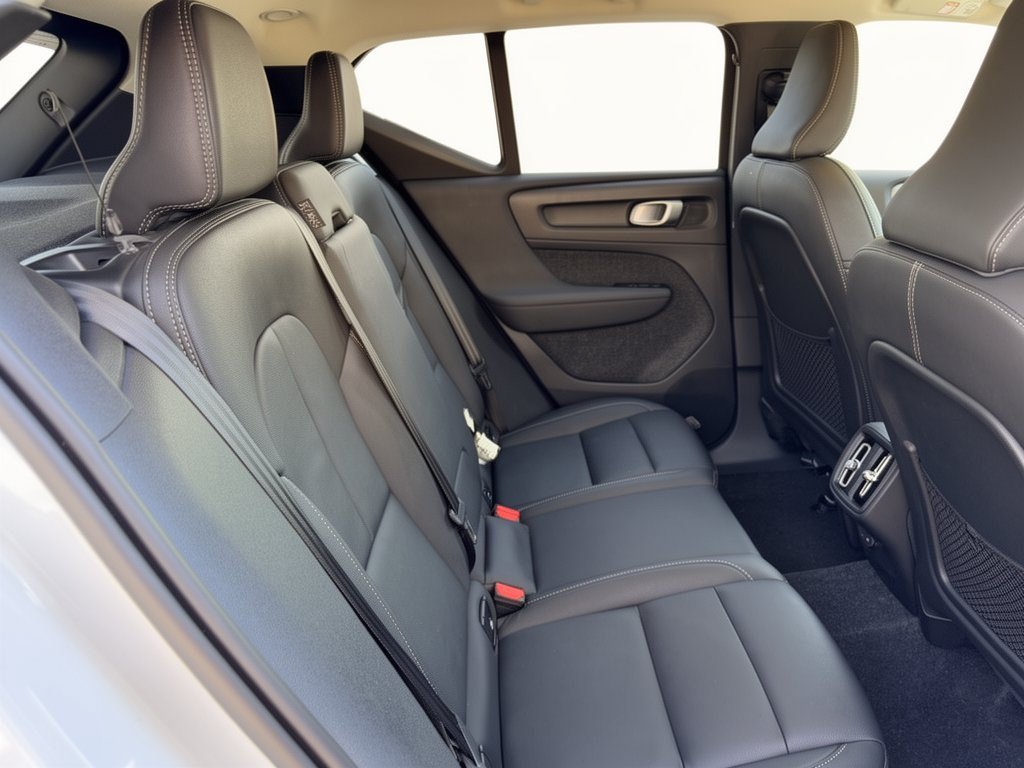 Used 2025 Volvo XC40 B5 Ultra AWD/4WD image 29