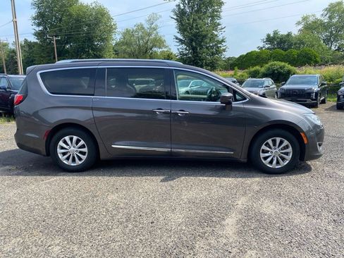 Used 2019 Chrysler Pacifica Touring-L FWD image 2