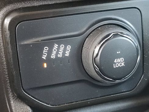 Used 2023 Jeep Renegade Latitude AWD/4WD image 29