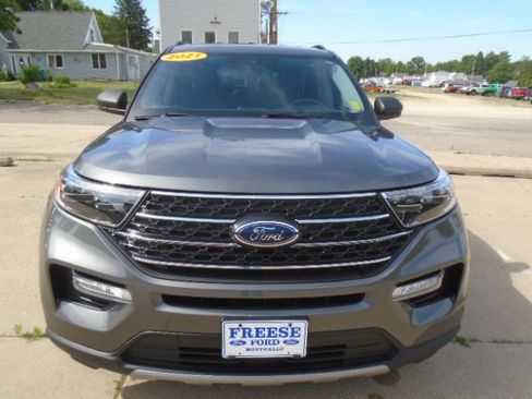 Used 2021 Ford Explorer XLT w/ Equipment Group 202A AWD/4WD image 14