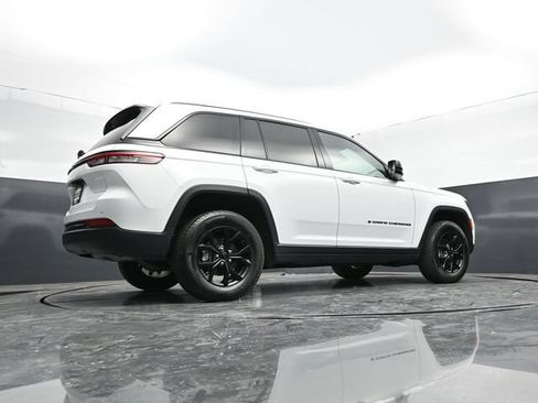 Used 2025 Jeep Grand Cherokee Altitude AWD/4WD image 48