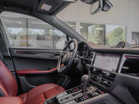 Used 2023 Porsche Macan AWD/4WD image 18